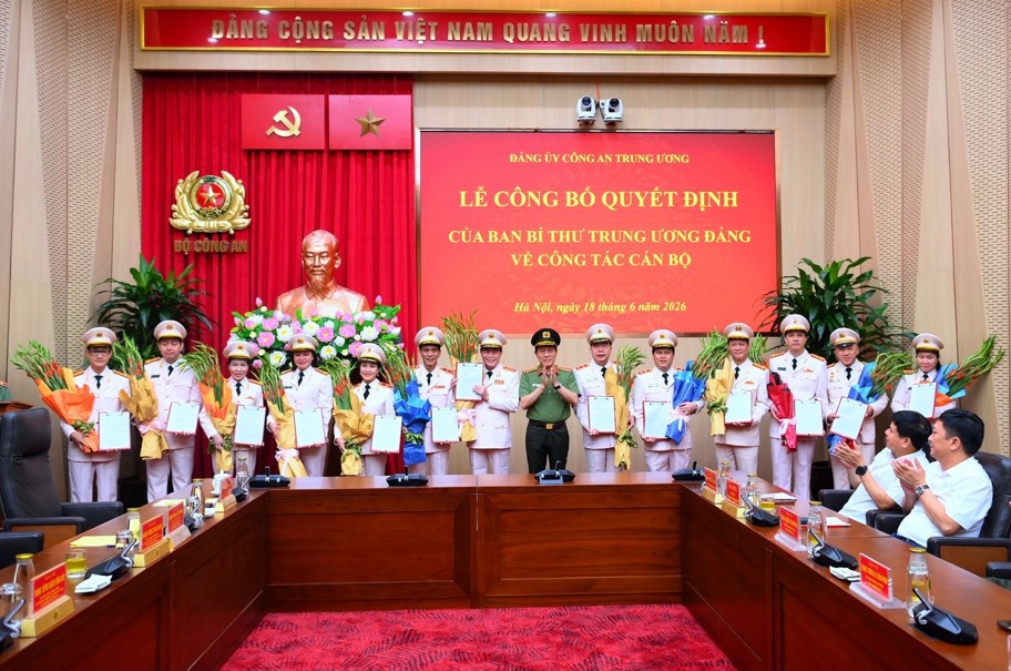 Đại tướng Lương Tam Quang, Bộ trưởng Bộ Công an trao Quyết định cho các đồng chí trong Ủy ban Kiểm tra Đảng ủy CATW. Đại tướng Lương Tam Quang, Bộ trưởng Bộ Công an trao Quyết định cho các đồng chí trong Ủy ban Kiểm tra Đảng ủy CATW.