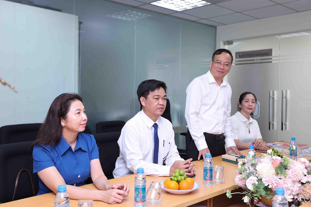 Đoàn công tác của Thành ủy - HĐND - UBND - Ủy ban MTTQ Việt Nam TP.HCM thăm, chúc mừng cán bộ, phóng viên và người lao động Văn phòng đại diện Báo Tài chính - Đầu tư tại TP.HCM.