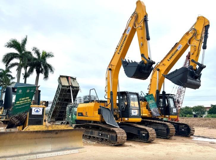 Ngày 22/6, Công ty Cổ phần Him Lam tổ chức lễ khởi công dự án khu nhà ở hỗn hợp Him Lam Long Biên. Ngày 22/6, Công ty Cổ phần Him Lam tổ chức lễ khởi công dự án khu nhà ở hỗn hợp Him Lam Long Biên.