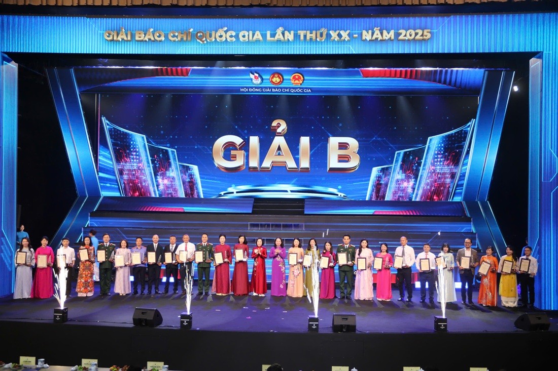 Đồng chí Võ Thị Ánh Xuân, Bí thư Trung ương Đảng Phó Chủ tịch nước CHXHCN Việt Nam và đồng chí Nguyễn Thị Thanh, Ủy viên Trung ương Đảng Phó Chủ tịch Quốc hội nước CHXHCN Việt Nam trao Giải B cho 26 tác phẩm đạt giải. Đồng chí Võ Thị Ánh Xuân, Bí thư Trung ương Đảng Phó Chủ tịch nước CHXHCN Việt Nam và đồng chí Nguyễn Thị Thanh, Ủy viên Trung ương Đảng Phó Chủ tịch Quốc hội nước CHXHCN Việt Nam trao Giải B cho 26 tác phẩm đạt giải.