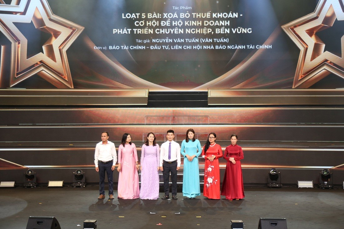 Tác phẩm: Loạt 5 bài: Xóa bỏ thuế khoán – cơ hội để hộ kinh doanh phát triển chuyên nghiệp, bền vững của tác giả Nguyễn Văn Tuấn (Văn Tuấn) – Báo Tài chính – Đầu tư, Liên chi hội Nhà báo ngành Tài chính đạt giải C. Ảnh: Đức Thanh. Tác phẩm: Loạt 5 bài: Xóa bỏ thuế khoán – cơ hội để hộ kinh doanh phát triển chuyên nghiệp, bền vững của tác giả Nguyễn Văn Tuấn (Văn Tuấn) – Báo Tài chính – Đầu tư, Liên chi hội Nhà báo ngành Tài chính đạt giải C. Ảnh: Đức Thanh.