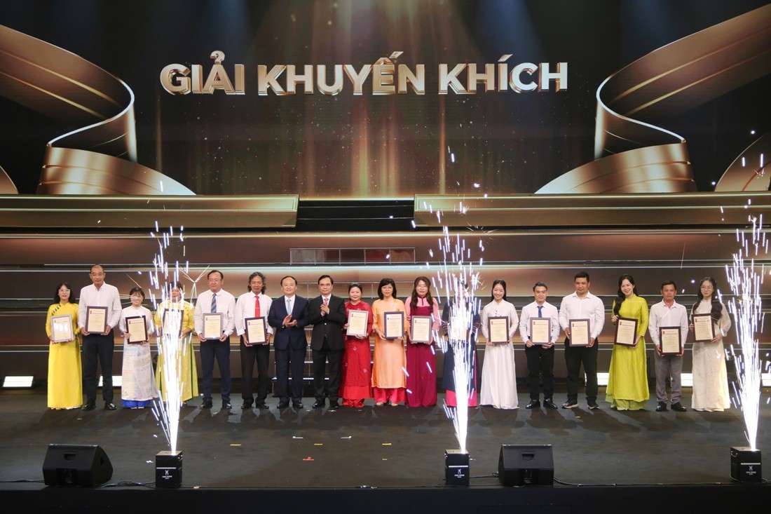 Các tác giả nhận Giải khuyến khích - giải Báo chí quốc gia lần thứ XX. Các tác giả nhận Giải khuyến khích - giải Báo chí quốc gia lần thứ XX.