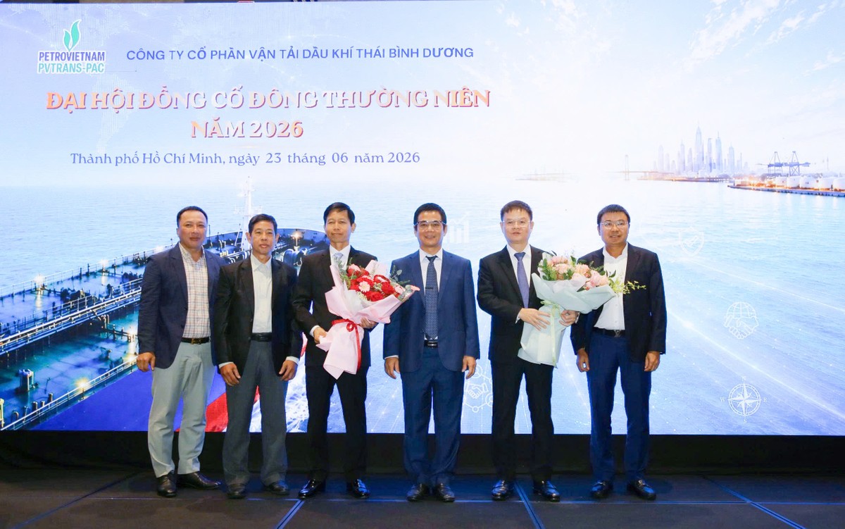 Ông Phan Công (thứ 3 từ trái qua) được bầu vào thành viên HĐQT nhiệm kỳ 2026 - 2031, thay ông Hoàng Đức Chính (thứ 2 từ phải qua) hết nhiệm kỳ Ông Phan Công (thứ 3 từ trái qua) được bầu vào thành viên HĐQT nhiệm kỳ 2026 - 2031, thay ông Hoàng Đức Chính (thứ 2 từ phải qua) hết nhiệm kỳ