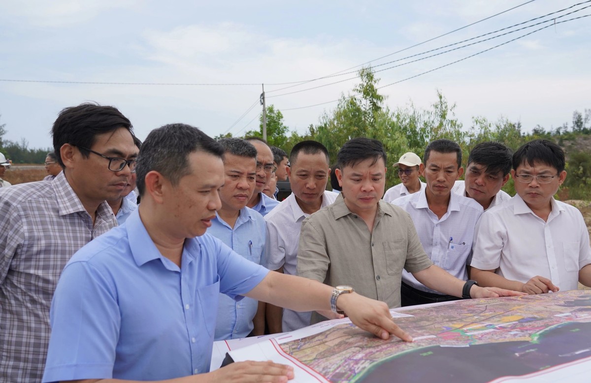 Chủ tịch tỉnh Đắk Lắk, ông Đỗ Hữu Huy trong lần kiểm tra các dự án tại vùng Đông tỉnh Đắk Lắk. Ảnh: Thuỷ Loan. Chủ tịch tỉnh Đắk Lắk, ông Đỗ Hữu Huy trong lần kiểm tra các dự án tại vùng Đông tỉnh Đắk Lắk. Ảnh: Thuỷ Loan.