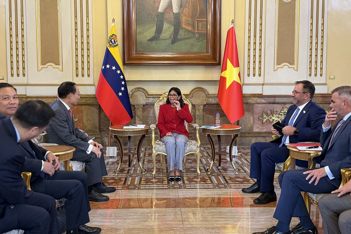 Bộ trưởng Lê Hoài Trung hội kiến Tổng thống lâm thời Delcy Rodriguez Gomes.