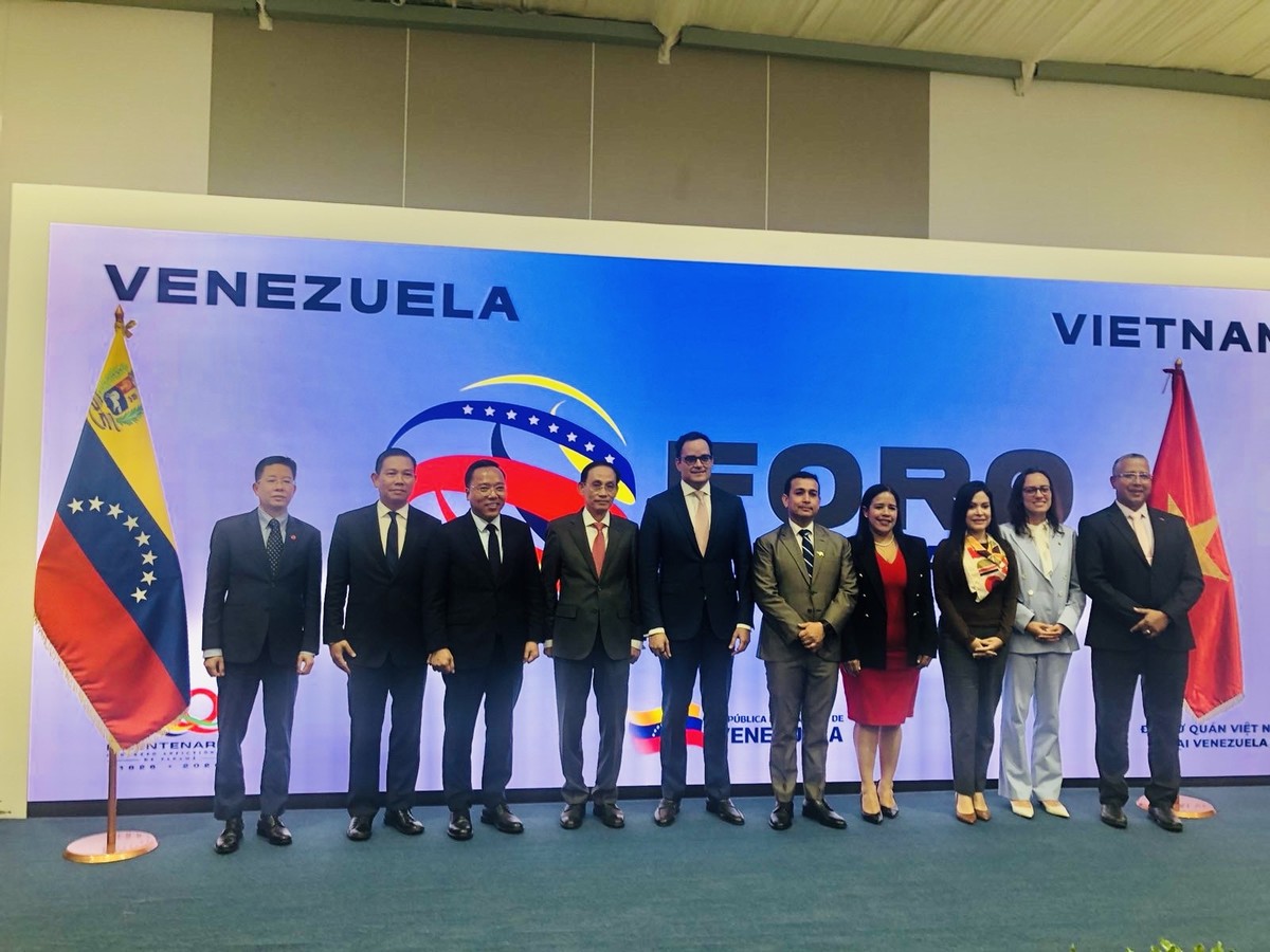Bộ trưởng Lê Hoài Trung cùng Phó Tổng thống Calixto Ortega và Bộ trưởng Ngoại thương Johann Alvarez dự Diễn đàn Doanh nghiệp Việt Nam - Venezuela. Ảnh: TTXVN.