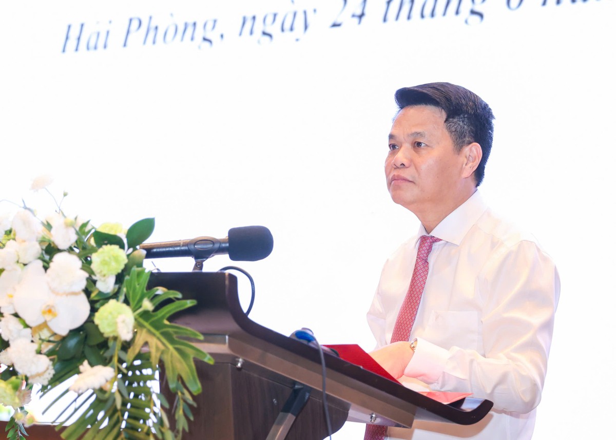 Ông Lê Ngọc Châu, Ủy viên Trung ương Đảng, Bí thư Thành ủy, Trưởng Đoàn đại biểu Quốc hội thành phố Hải Phòng phát biểu tại hội nghị.