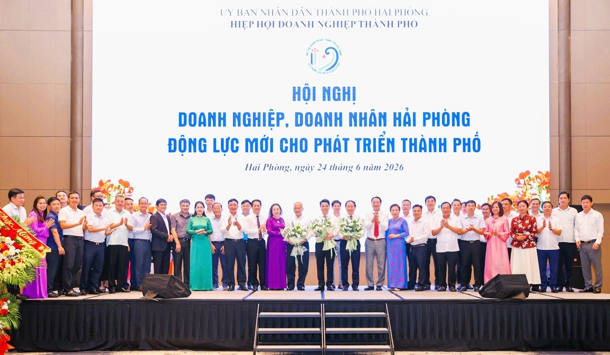 Ban Thường trực Hiệp hội Doanh nghiệp thành phố Hải Phòng tặng hoa chúc mừng Phó thủ tướng Chính phủ Lê Tiến Châu; Bí thư Thành uỷ Lê Ngọc Châu và Chủ tịch UBND Thành phố Đỗ Thành Trung.