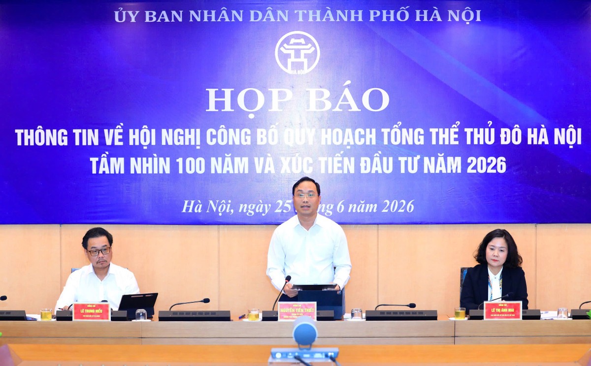 Ông Nguyễn Tiến Thiết, Chánh Văn phòng UBND TP. Hà Nội phát biểu tại Họp báo.