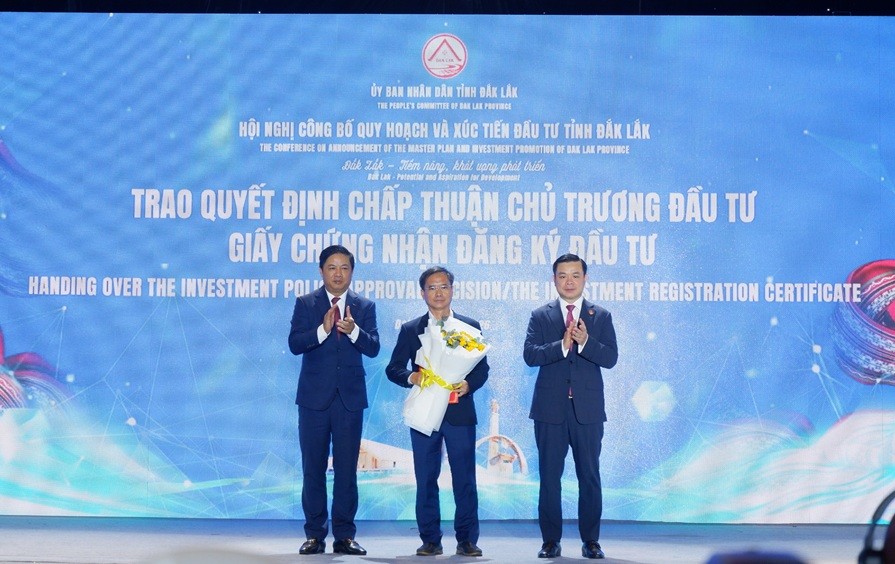 Nhiều dự án đầu tư vào các lĩnh vực trọng điểm của tỉnh Đắk Lắk được trao chứng nhận đầu tư.