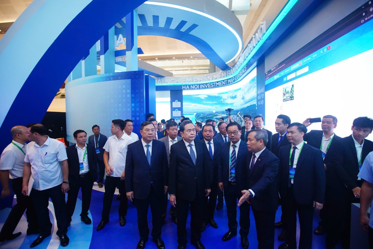 Chủ tịch Quốc hội Trần Thanh Mẫn, Phó Thủ tướng Thường trực Chính phủ Phạm Gia Túc cùng các đại biểu tham quan khu trưng bày tại Hội nghị.