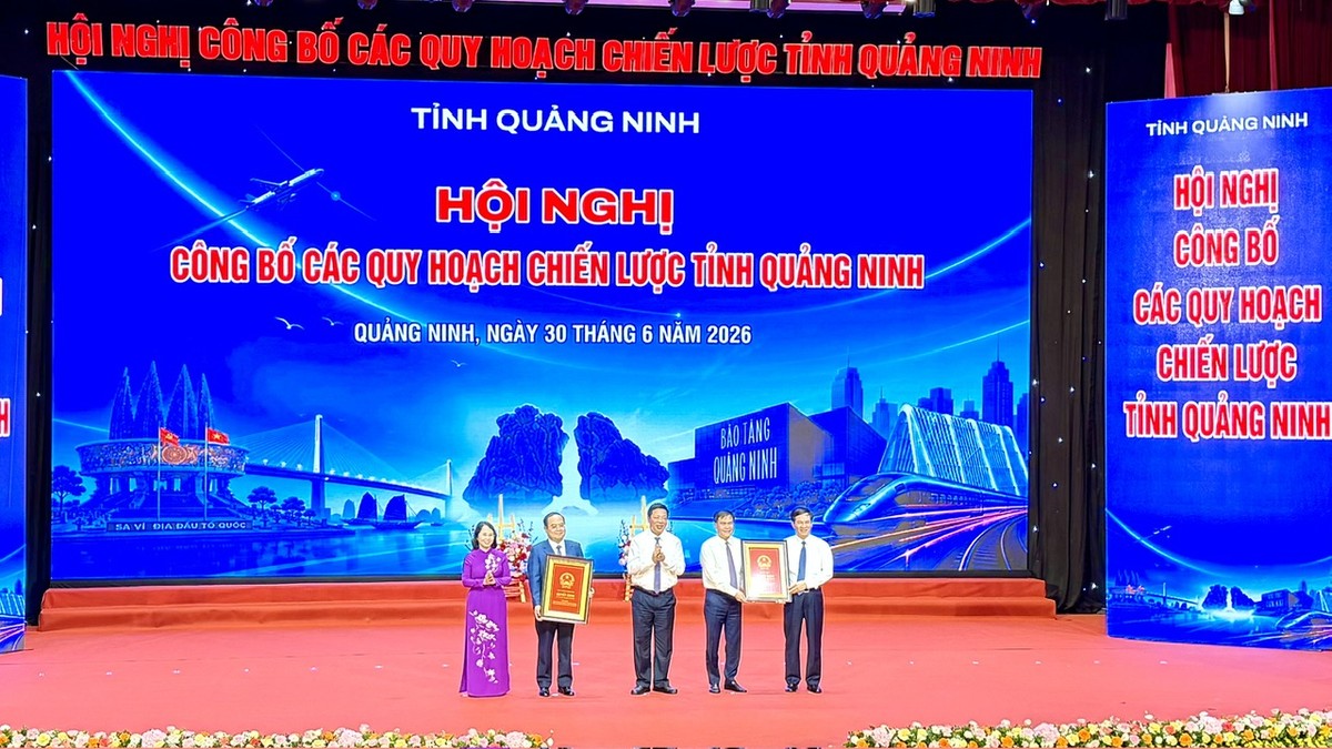 Bộ trưởng Bộ Xây dựng Trần Hồng Minh trao Quyết định Quy hoạch chung đô thị Quảng Ninh đến năm 2050, tầm nhìn đến năm 2075; Quyết định công nhận tỉnh Quảng Ninh đạt tiêu chí đô thị loại I cho lãnh đạo tỉnh Quảng Ninh. Ảnh: Quỳnh Nga Bộ trưởng Bộ Xây dựng Trần Hồng Minh trao Quyết định Quy hoạch chung đô thị Quảng Ninh đến năm 2050, tầm nhìn đến năm 2075; Quyết định công nhận tỉnh Quảng Ninh đạt tiêu chí đô thị loại I cho lãnh đạo tỉnh Quảng Ninh. Ảnh: Quỳnh Nga