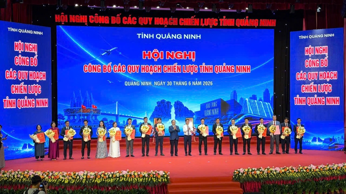 Quảng Ninh trao quyết định cho 18 dự án, tổng vốn gần 45.000 tỷ đồng. Ảnh: Quỳnh Nga Quảng Ninh trao quyết định cho 18 dự án, tổng vốn gần 45.000 tỷ đồng. Ảnh: Quỳnh Nga