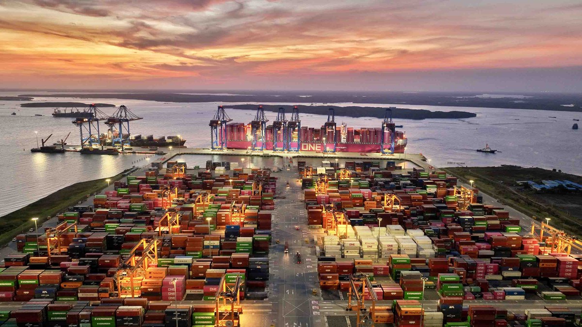 Hàng hóa được vận chuyển liên tục giữa các khu sản xuất, trung tâm logistics và hệ thống cảng biển quốc tế. Hàng hóa được vận chuyển liên tục giữa các khu sản xuất, trung tâm logistics và hệ thống cảng biển quốc tế.