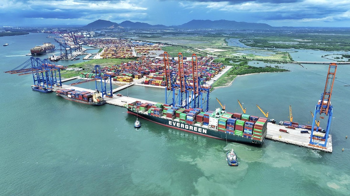 Những chuyến tàu container quốc tế cập cảng minh chứng cho năng lực hội nhập ngày càng sâu rộng của thành phố. Những chuyến tàu container quốc tế cập cảng minh chứng cho năng lực hội nhập ngày càng sâu rộng của thành phố.