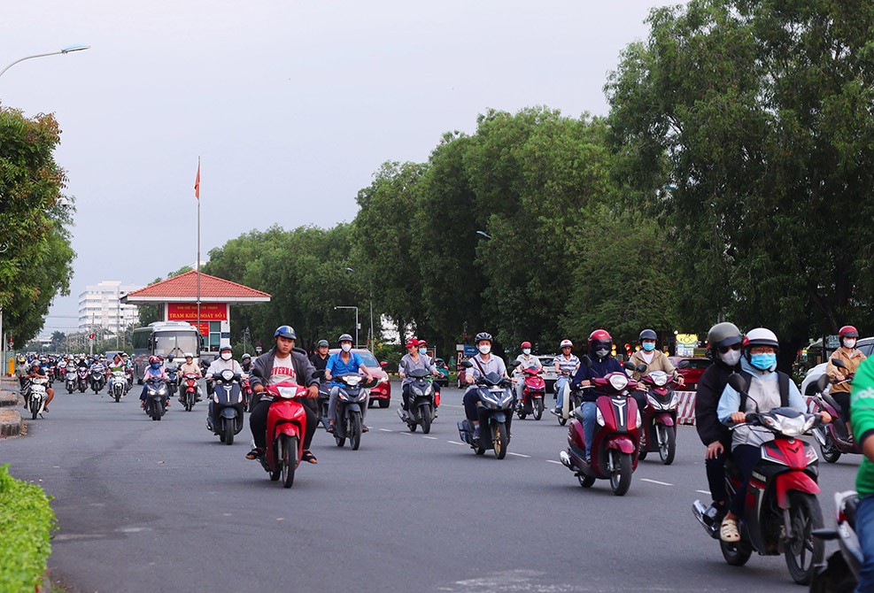 Không gian phát triển mở rộng không chỉ tạo động lực tăng trưởng mà còn mở ra nhiều cơ hội việc làm và nâng cao chất lượng sống cho người dân.Trong ảnh công nhân KCX Tân Thuận tan ca. Không gian phát triển mở rộng không chỉ tạo động lực tăng trưởng mà còn mở ra nhiều cơ hội việc làm và nâng cao chất lượng sống cho người dân.Trong ảnh công nhân KCX Tân Thuận tan ca.