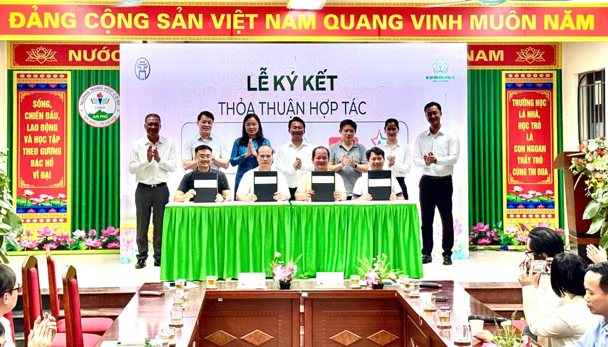 Lễ ký kết Biên bản ghi nhớ hợp tác phát triển sản phẩm, dịch vụ du lịch giữa Ban điều phối điểm đến du lịch cộng đồng Mường Cốc với các đơn vị, tổ chức du lịch.