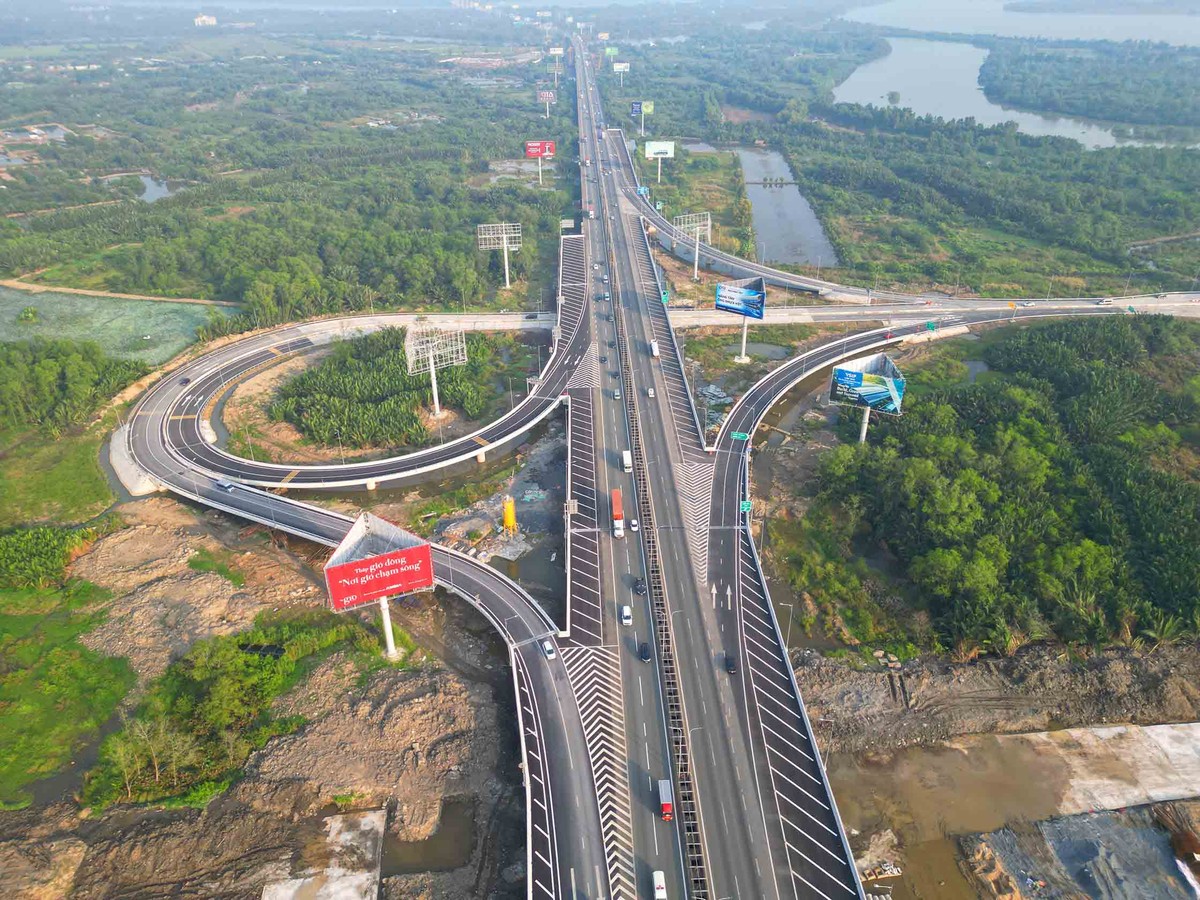 Hạ tầng giao thông hiện đại đang trở thành nền tảng quan trọng để TP.HCM mở rộng không gian phát triển trong tương lai.Trong ảnh là cao tốc TP.HCM-Long Thành đang được mở rộng và kết nối với vành đai 3. Hạ tầng giao thông hiện đại đang trở thành nền tảng quan trọng để TP.HCM mở rộng không gian phát triển trong tương lai.Trong ảnh là cao tốc TP.HCM-Long Thành đang được mở rộng và kết nối với vành đai 3.