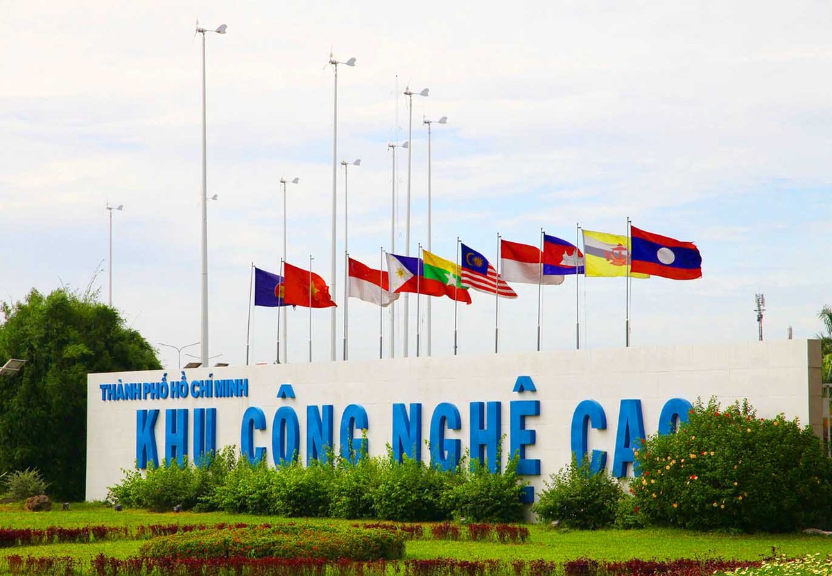 Hoạt động sản xuất tại các khu công nghiệp góp phần duy trì vai trò đầu tàu kinh tế của TP.HCM và vùng phụ cận. Hoạt động sản xuất tại các khu công nghiệp góp phần duy trì vai trò đầu tàu kinh tế của TP.HCM và vùng phụ cận.