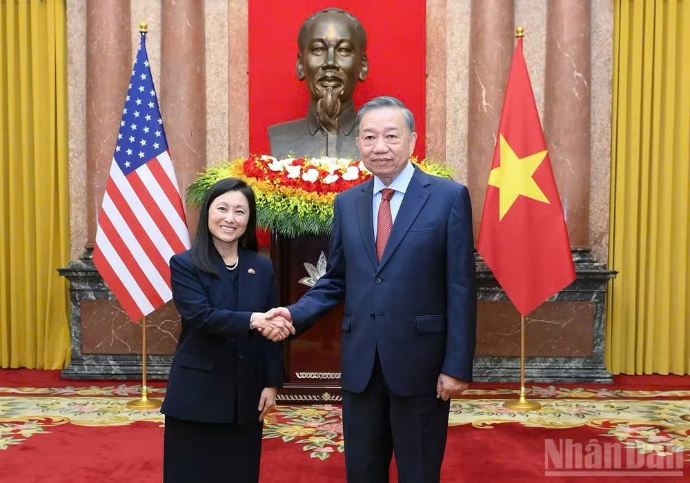 Tổng Bí thư, Chủ tịch nước Tô Lâm với Đại sứ Hợp chúng quốc Hoa Kỳ Jennifer Wicks McNamara. Tổng Bí thư, Chủ tịch nước Tô Lâm với Đại sứ Hợp chúng quốc Hoa Kỳ Jennifer Wicks McNamara.