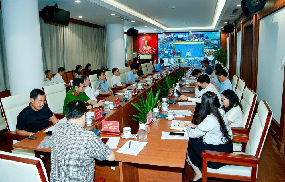 Ông Hoàng Minh Cường, Phó chủ tịch UBND TP. Hải Phòng và các đại biểu dự họp tại điểm cầu thành phố Hải Phòng. Ảnh: Hoàng Phước