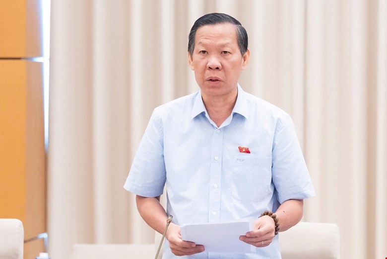 Chủ nhiệm Ủy ban Kinh tế và Tài chính Phan Văn Mãi trình bày báo cáo thẩm tra.