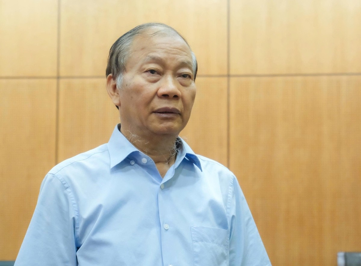 Ông Hoàng Quang Phòng, Phó Chủ tịch Liên đoàn Thương mại và Công nghiệp Việt Nam trao đổi sau cuộc họp. Ông Hoàng Quang Phòng, Phó Chủ tịch Liên đoàn Thương mại và Công nghiệp Việt Nam trao đổi sau cuộc họp.