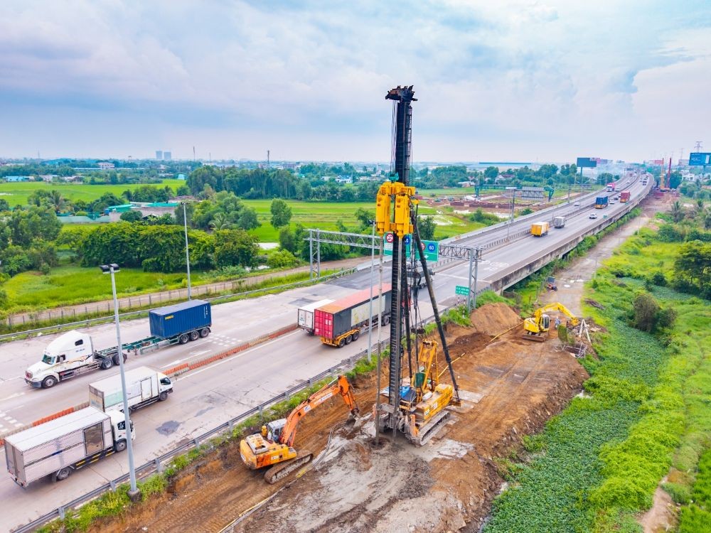 Ngay sau lễ khởi công vào cuối tháng 12/2025, nhà đầu tư đã chỉ đạo các nhà thầu tập trung huy động nhân lực, thiết bị để tổ chức thi công đồng loạt Dự án.