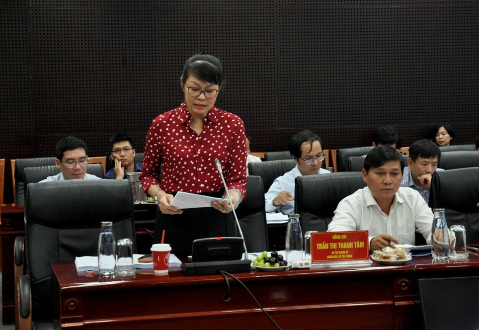 Giám đốc Sở Tài chính Đà Nẵng, bà Trần Thị Thanh Tâm báo cáo tại buổi làm việc.