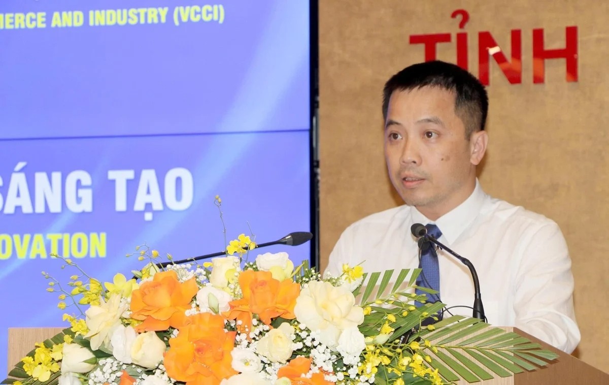 Ông Đậu Anh Tuấn, Phó Tổng Thư ký VCCI trình bày chuyên đề. Ông Đậu Anh Tuấn, Phó Tổng Thư ký VCCI trình bày chuyên đề.