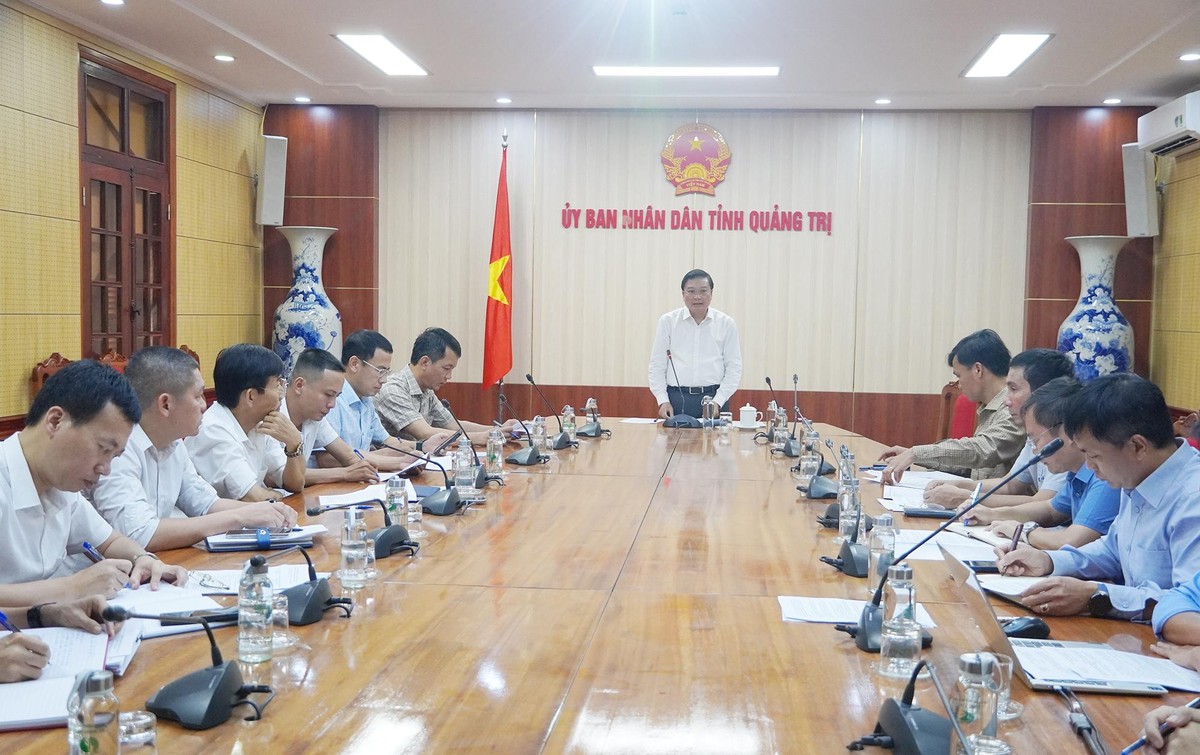Ông Lê Hồng Vinh, Chủ tịch UBND tỉnh Quảng Trị chủ trì cuộc họp. Ảnh: Hồng Lựu