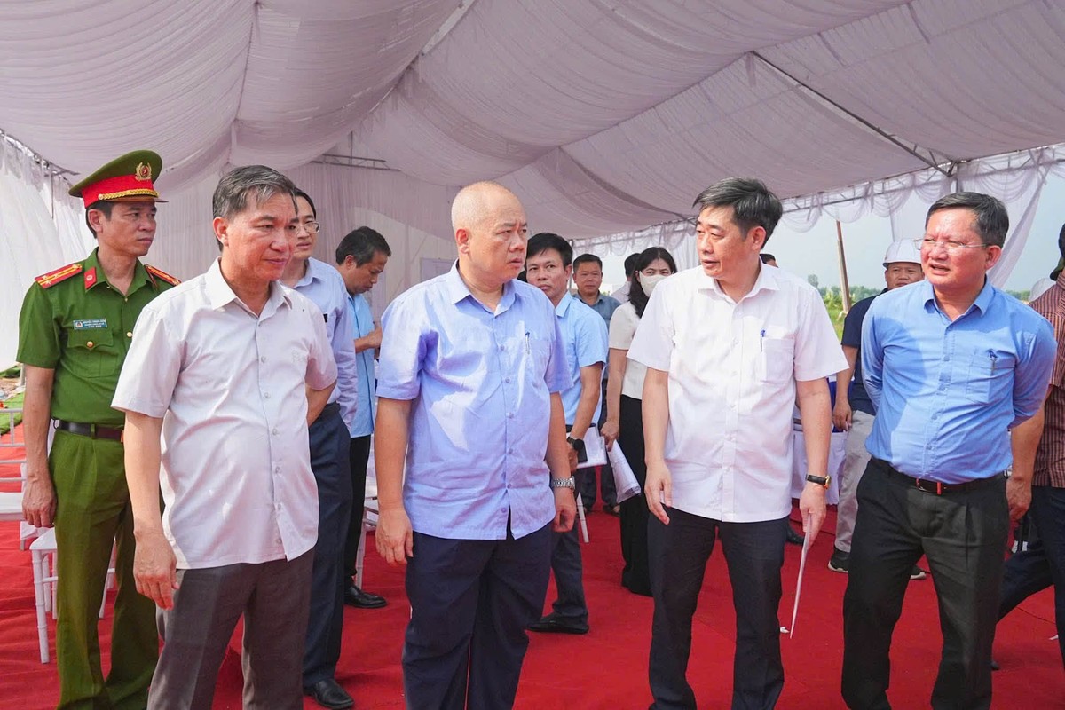 Ông Đỗ Thành Trung, Chủ tịch UBND TP. Hải Phòng cùng lãnh đạo các sở, ngành kiểm tra tiến độ triển khai Dự án đầu tư xây dựng và kinh doanh kết cấu hạ tầng Khu công nghiệp Tân Trường mở rộng. Ảnh: Đàm Thanh Ông Đỗ Thành Trung, Chủ tịch UBND TP. Hải Phòng cùng lãnh đạo các sở, ngành kiểm tra tiến độ triển khai Dự án đầu tư xây dựng và kinh doanh kết cấu hạ tầng Khu công nghiệp Tân Trường mở rộng. Ảnh: Đàm Thanh