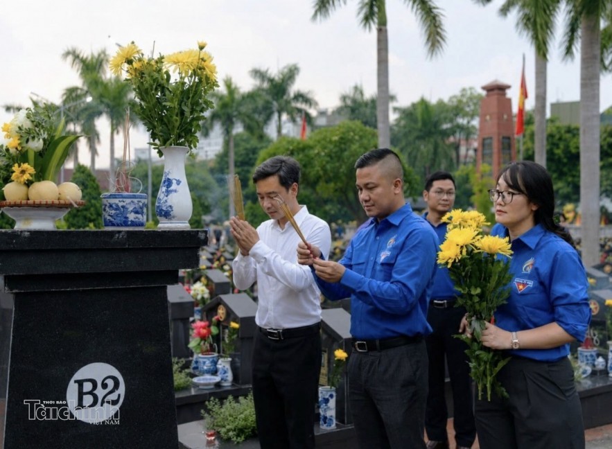 Đồng chí Vũ Ngọc Quang - Phó Trưởng ban Tuyên giáo và Dân vận Đảng ủy Bộ Tài chính; đồng chí Lê Đôn - Ủy viên Ban Chấp hành Đảng bộ, Bí thư Đoàn Thanh niên Bộ Tài chính và đồng chí Nguyễn Thị Mai - Phó Bí thư Đoàn Thanh niên Bộ Tài chính dâng hương tưởng niệm các Anh hùng Liệt sĩ. Ảnh: Phương Linh Đồng chí Vũ Ngọc Quang - Phó Trưởng ban Tuyên giáo và Dân vận Đảng ủy Bộ Tài chính; đồng chí Lê Đôn - Ủy viên Ban Chấp hành Đảng bộ, Bí thư Đoàn Thanh niên Bộ Tài chính và đồng chí Nguyễn Thị Mai - Phó Bí thư Đoàn Thanh niên Bộ Tài chính dâng hương tưởng niệm các Anh hùng Liệt sĩ. Ảnh: Phương Linh