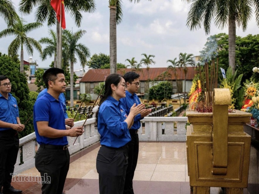 Đoàn viên thanh niên Bộ Tài chính dâng hương tưởng niệm các Anh hùng Liệt sĩ tại Nghĩa trang Liệt sĩ Ngọc Hồi (Hà Nội). Ảnh: Phương Linh. Đoàn viên thanh niên Bộ Tài chính dâng hương tưởng niệm các Anh hùng Liệt sĩ tại Nghĩa trang Liệt sĩ Ngọc Hồi (Hà Nội). Ảnh: Phương Linh.