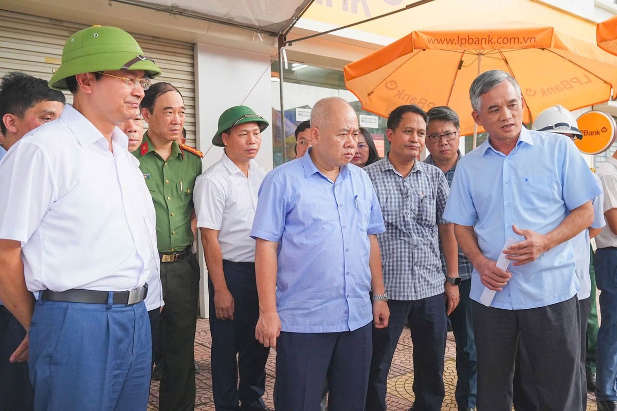 Ông Đỗ Thành Trung, Chủ tịch UBND TP. Hải Phòng kiểm tra tiến độ triển khai Dự án đầu tư xây dựng đường gom dọc Quốc lộ 5 phải tuyến từ ngã tư Ghẽ đi ngã tư Lai Cách. Ảnh: Đàm Thanh Ông Đỗ Thành Trung, Chủ tịch UBND TP. Hải Phòng kiểm tra tiến độ triển khai Dự án đầu tư xây dựng đường gom dọc Quốc lộ 5 phải tuyến từ ngã tư Ghẽ đi ngã tư Lai Cách. Ảnh: Đàm Thanh