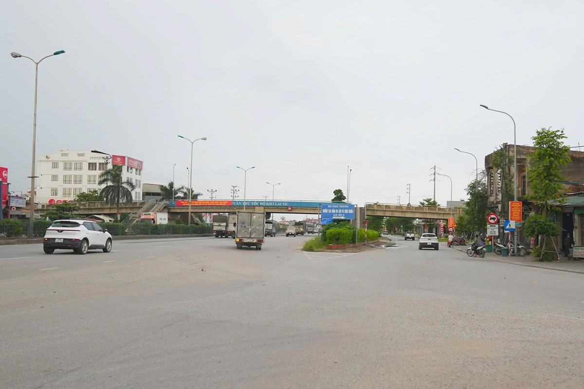 Quốc lộ 5- Khu vực gần ngã tư Lai Cách. Ảnh: Đàm Thanh Quốc lộ 5- Khu vực gần ngã tư Lai Cách. Ảnh: Đàm Thanh