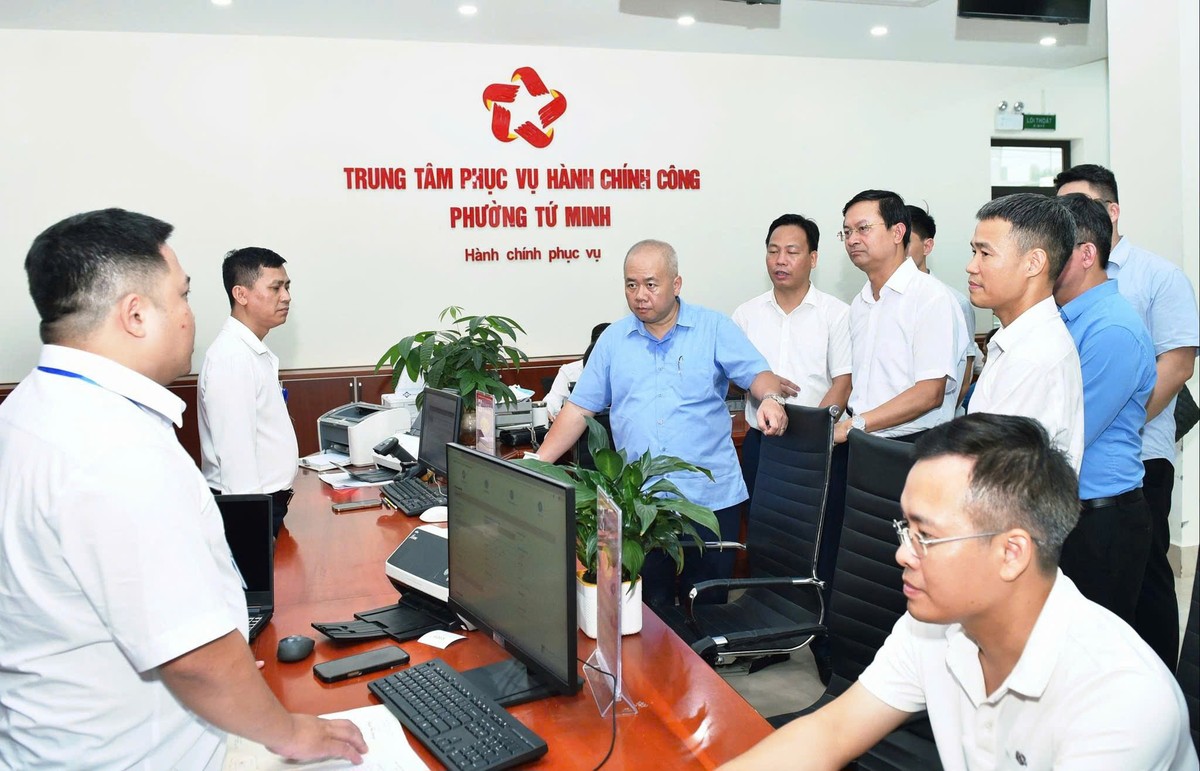 Ông Đỗ Thành Trung, Chủ tịch UBND TP. Hải Phòng kiểm tra tại Trung tâm Phục vụ hành chính công phường Tứ Minh. Ảnh: Đàm Thanh Ông Đỗ Thành Trung, Chủ tịch UBND TP. Hải Phòng kiểm tra tại Trung tâm Phục vụ hành chính công phường Tứ Minh. Ảnh: Đàm Thanh