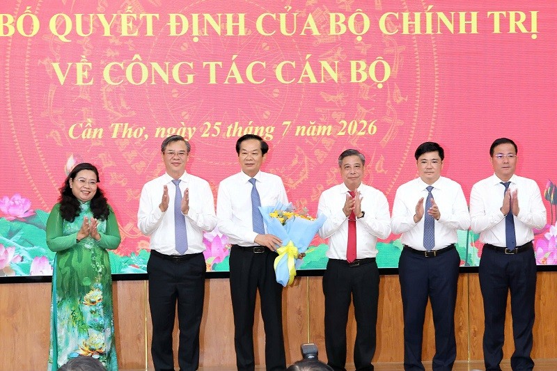 Thường trực Thành ủy Cần Thơ tặng hoa chúc mừng ông Đỗ Thanh Bình. Ảnh: Phạm Trung