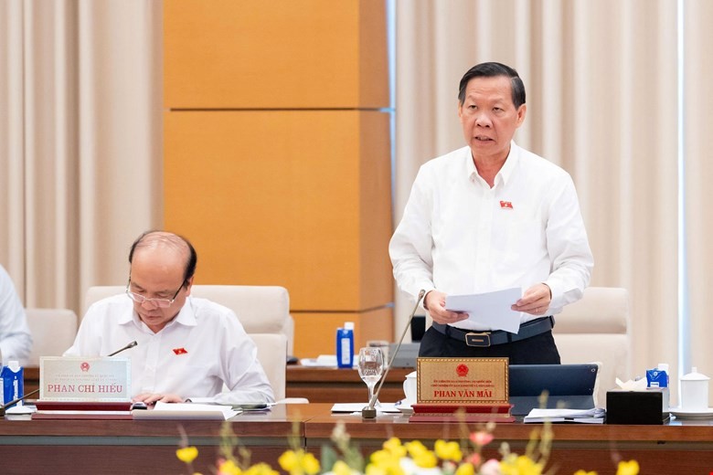 Chủ nhiệm Ủy ban Kinh tế Tài chính Phan Văn Mãi trình bày báo cáo thẩm tra.