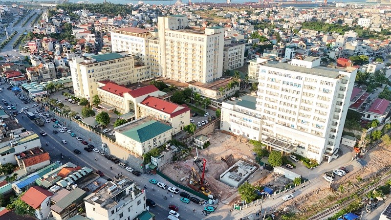 Dự án mở rộng Bệnh viện Bãi Cháy sử dụng từ nguồn vốn đầu tư công dự kiến hoàn thành trong năm 2027. Ảnh Tiến Dũng