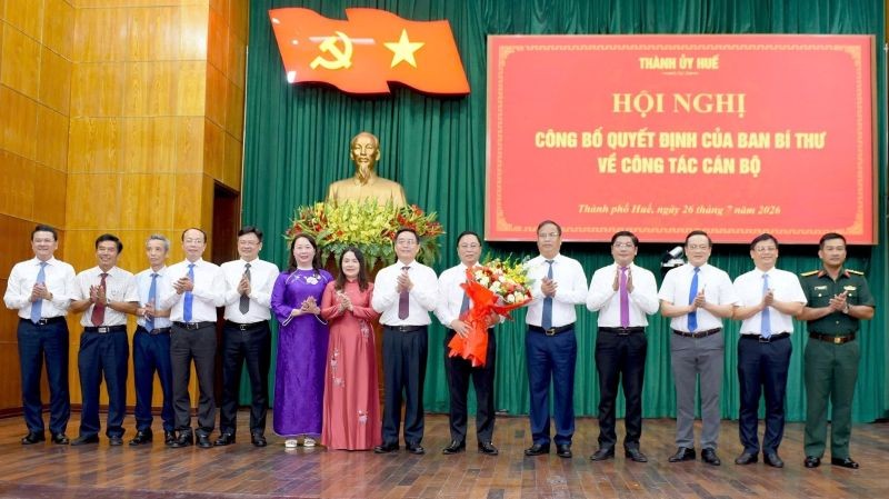 Lãnh đạo Thành ủy, HĐND, UBND, UBMTTQ Việt Nam và đại biểu TP. Huế chúc mừng ông Lê Trí Thanh. Ảnh: Lê Thọ Lãnh đạo Thành ủy, HĐND, UBND, UBMTTQ Việt Nam và đại biểu TP. Huế chúc mừng ông Lê Trí Thanh. Ảnh: Lê Thọ