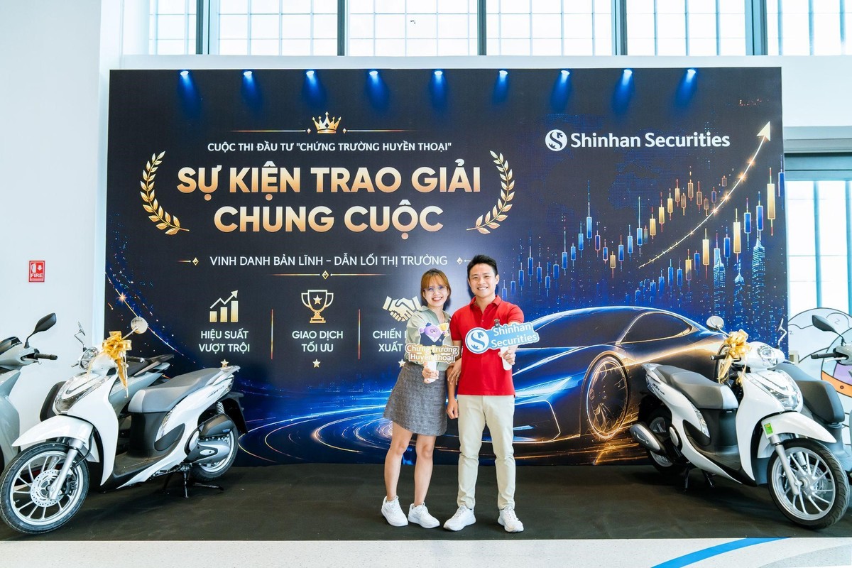 Chị Nguyễn Thùy Dung và chồng tại Lễ trao giải Chứng Trường Huyền Thoại 2026
