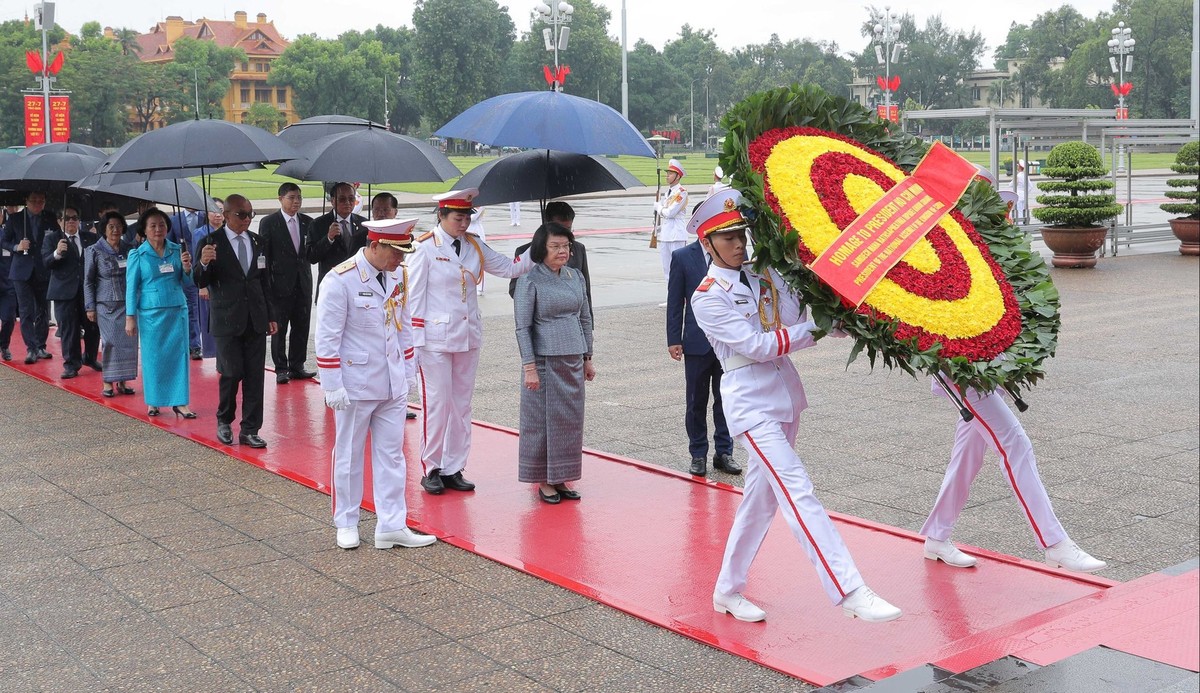 Chủ tịch Quốc hội Samdech Khuon Sudary viếng Chủ tịch Hồ Chí Minh sáng 28/7. Ảnh: Đức Thanh.