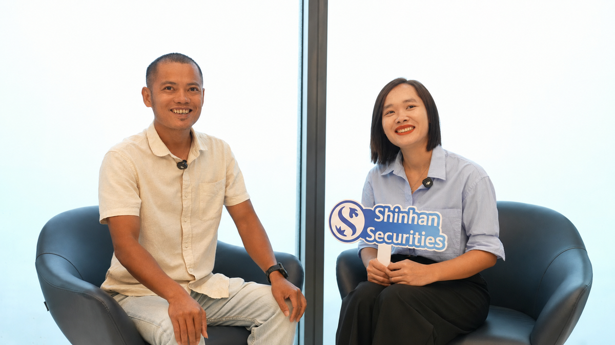Chị Đàm Thị Hải Anh và chồng cùng chia sẻ hành trình đầu tư tại buổi lễ trao giải cuộc thi Chứng Trường Huyền Thoại 2026