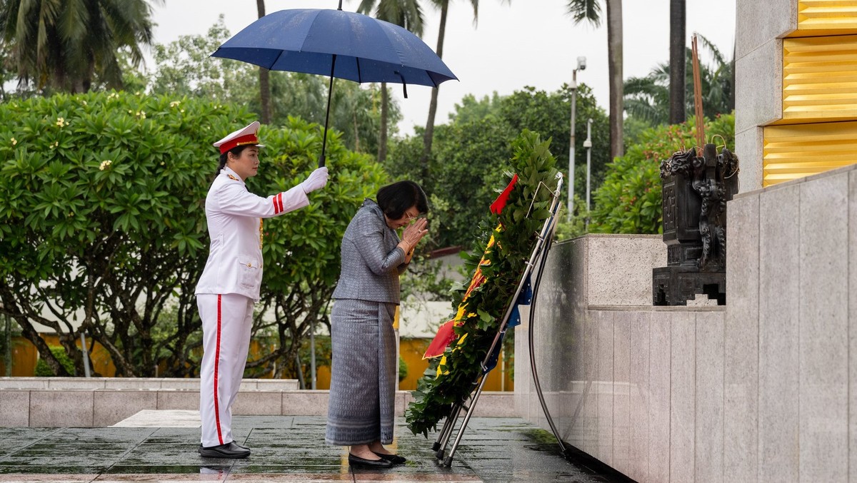 Chủ tịch Quốc hội Vương quốc Campuchia Samdech Khuon Sudary đặt hoa tưởng niệm các anh hùng liệt sĩ tại Đài tưởng niệm các anh hùng liệt sĩ trên đường Bắc Sơn. Ảnh: Đức Thanh.