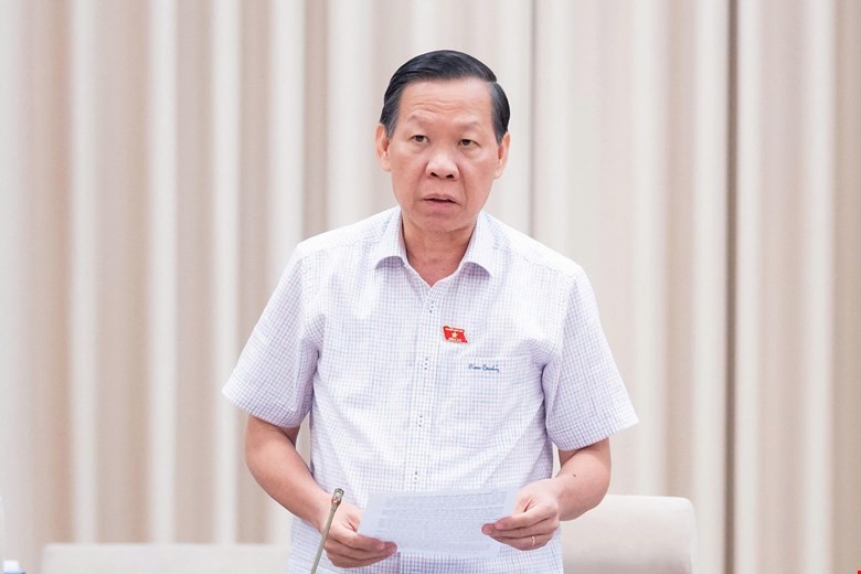 Chủ nhiệm Ủy ban Kinh tế và Tài chính Phan Văn Mãi báo cáo ý kiến - Ảnh: QH.