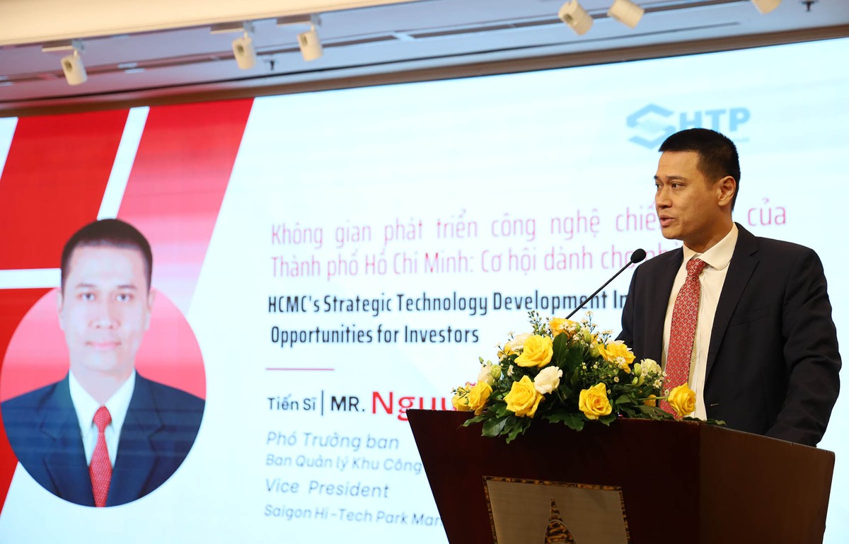 Ông Nguyễn Việt Long, Phó trưởng Ban Quản lý Khu Công nghệ cao TP.HCM (SHTP) giới thiệu các dự án công nghệ cao chiến lược đang kêu gọi đầu tư.