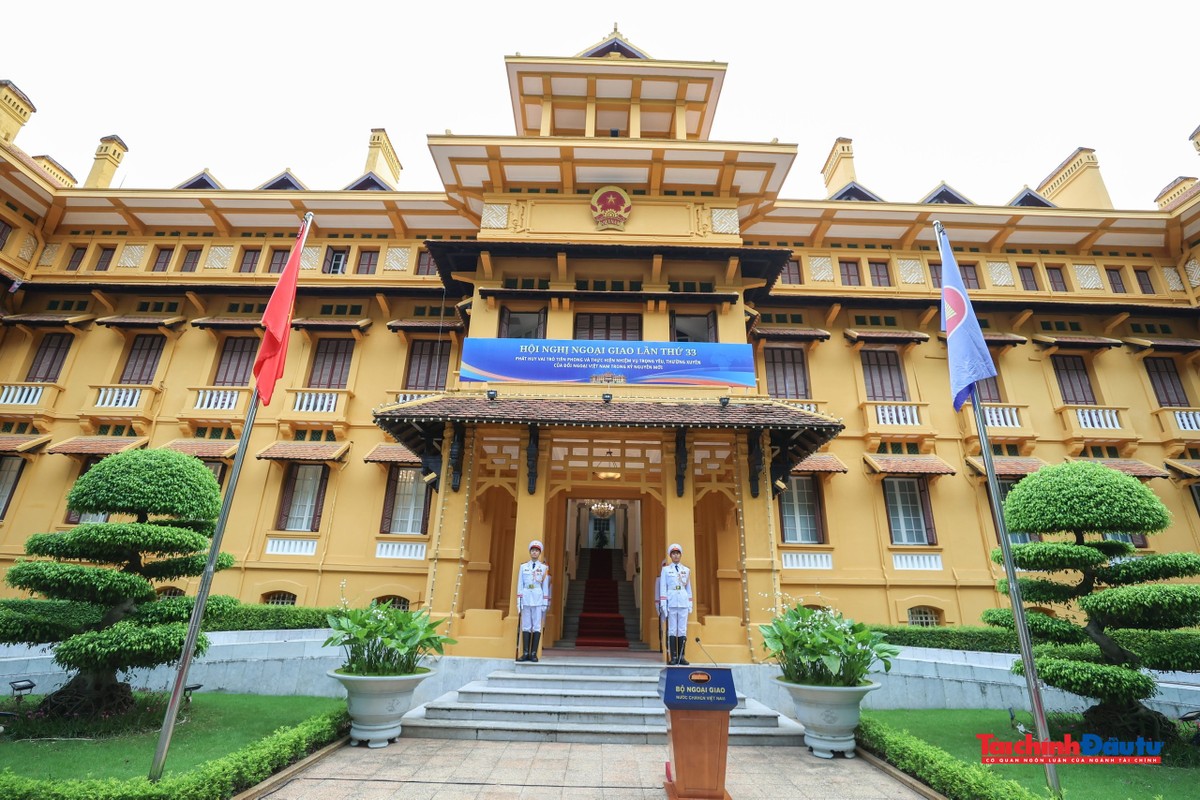 Trong không khí trang nghiêm, lá cờ ASEAN được kéo lên, thể hiện cam kết mạnh mẽ của Việt Nam đối với tiến trình xây dựng Cộng đồng ASEAN đoàn kết, tự cường, sáng tạo và hướng tới người dân Trong không khí trang nghiêm, lá cờ ASEAN được kéo lên, thể hiện cam kết mạnh mẽ của Việt Nam đối với tiến trình xây dựng Cộng đồng ASEAN đoàn kết, tự cường, sáng tạo và hướng tới người dân