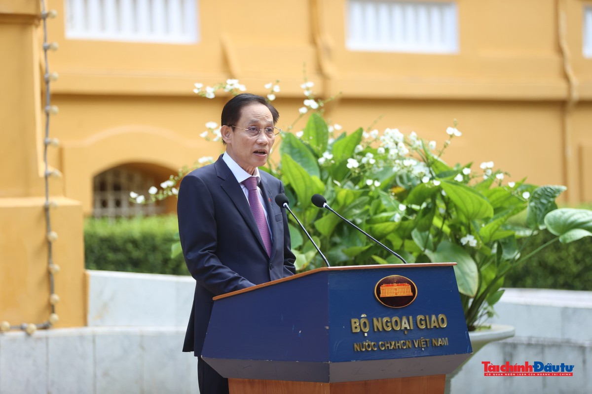 Uỷ viên Bộ Chính trị, Bộ trưởng Bộ Ngoại giao Lê Hoài Trung phát biểu tại buổi lễ. Uỷ viên Bộ Chính trị, Bộ trưởng Bộ Ngoại giao Lê Hoài Trung phát biểu tại buổi lễ.