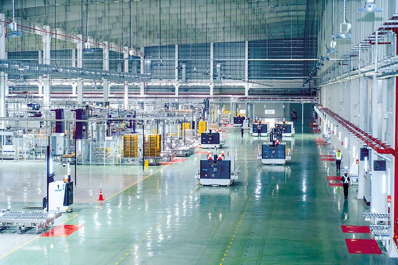 Robot hoạt động 24/7 bên trong Nhà máy vừa được khánh thành đầu tháng 7/2026 của Công ty Suntory PepsiCo Việt Nam tại tỉnh Tây Ninh. Ảnh: Lê Toàn